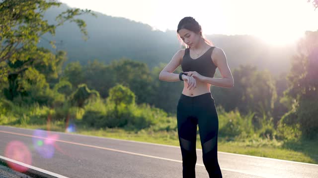 慢镜头美女在公园里锻炼，跑步，慢跑视频素材