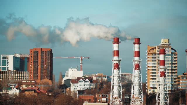 烟囱冒烟。空气污染与气候变化主题。城市环境恶劣。环境灾难。有害排放到环境中。烟和烟雾。一只鸟飞过视频素材