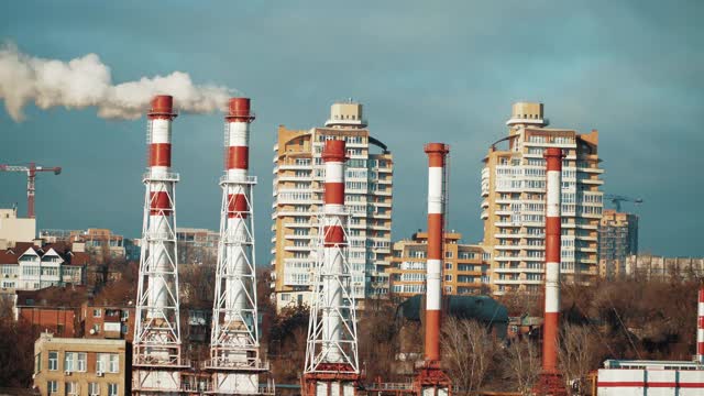 烟囱冒烟。空气污染与气候变化主题。城市环境恶劣。环境灾难。有害排放到环境中。烟和烟雾。一只鸟飞过视频素材