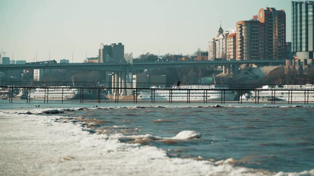 总体规划。静态射击。冬天的河。冰,冻水。以城市为背景。烟从烟囱里冒出来。环境污染。生态catastrophy视频素材