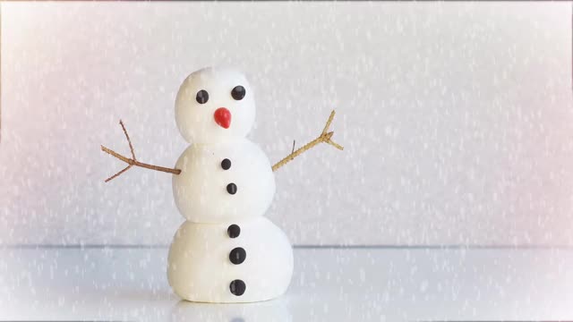 移动雪人人物在冬天冻结的背景与雪花动画。模型，人工场景，贺卡，季节背景。冬天下雪。视频下载