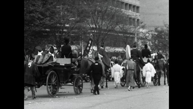 在京都，观众在节日游行结束时离开;1964视频素材