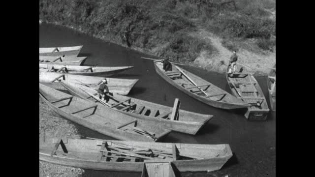 空荡的游船在Hozu河急流的起点游览1964年视频素材