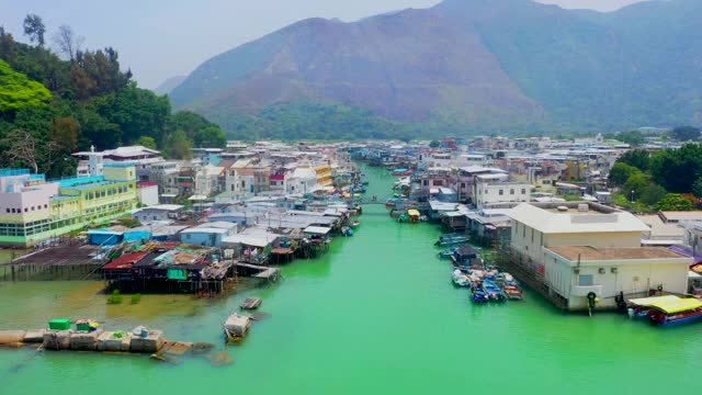 大屿山大澳渔村上空低空飞行视频素材