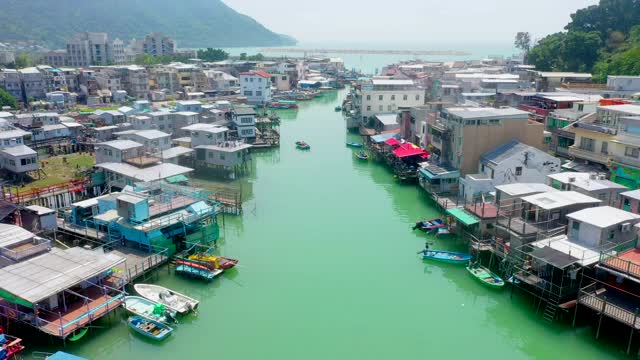 大屿山大澳渔村上空低空飞行视频素材