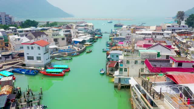 大屿山大澳渔村上空低空飞行视频素材