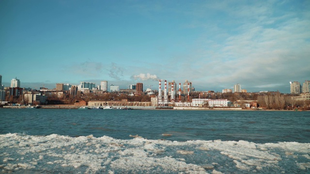 总体规划。静态射击。冬天的河。冰,冻水。以城市为背景。烟从烟囱里冒出来。环境污染。生态catastrophy视频素材