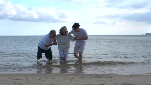 情侣放松海滩夏季度假概念视频素材