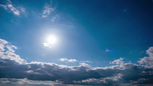 蓝色天空中灰色积云的移动时间。太阳光线。Cloudspace视频素材