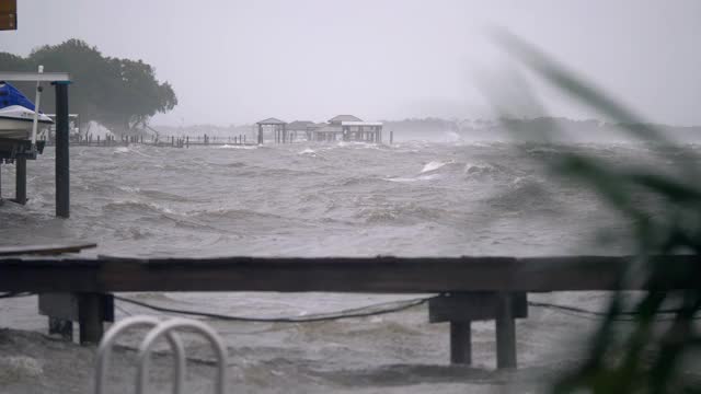 中等，2018年飓风迈克尔期间的暴风雨海，美国佛罗里达州德斯汀视频素材