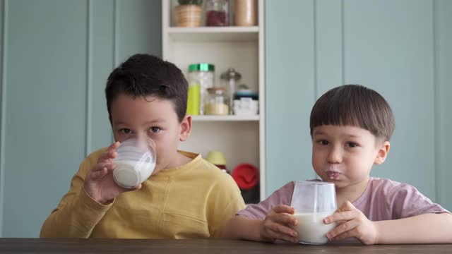 可爱的孩子喝牛奶健康骨骼视频素材