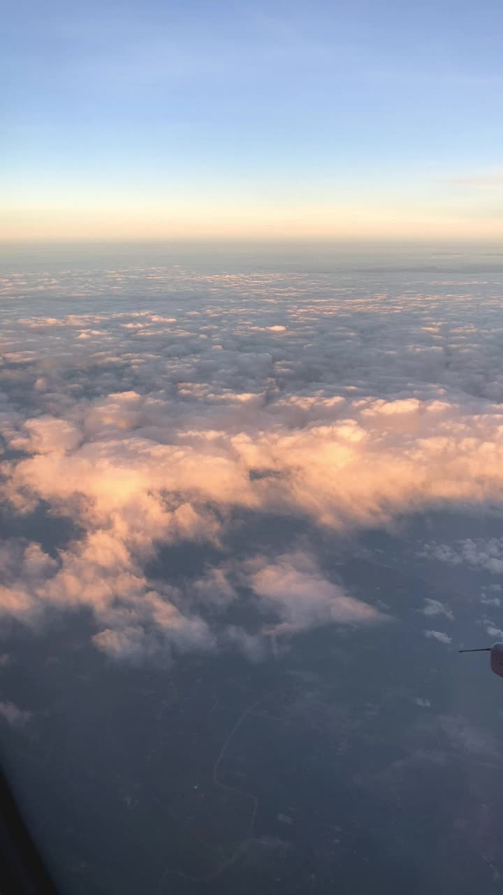 飞机在日落上空飞行，天空自然背景云与美丽的阳光视频素材