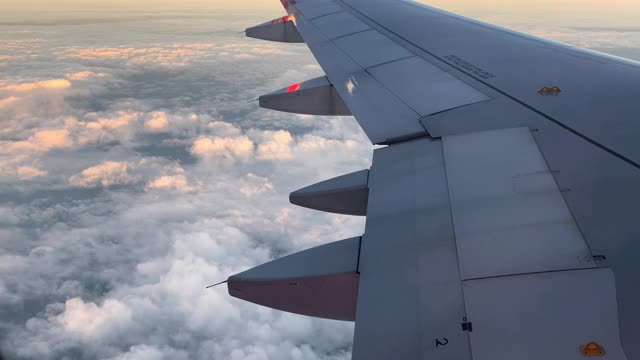 飞机在日落上空飞行，天空自然背景云与美丽的阳光视频素材