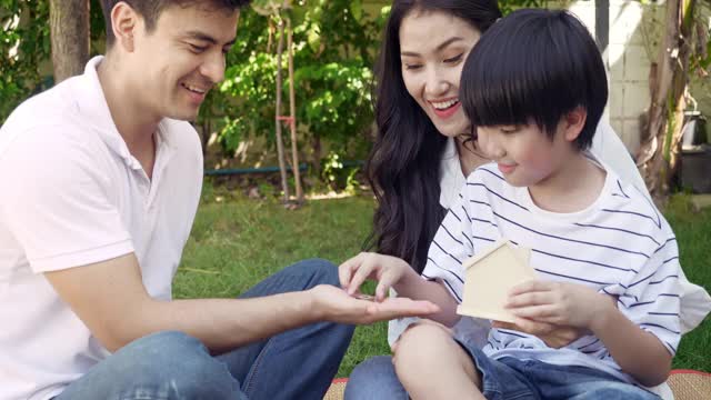 幸福的家庭在院子里度过的时光视频素材