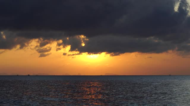 泰国帕岸岛，海面上美丽的日落视频素材