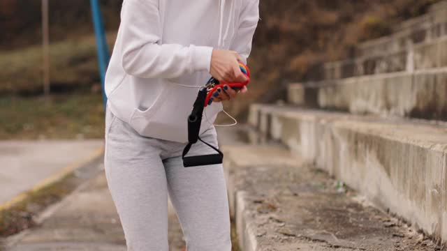 年轻漂亮的女人完成了户外网球和她的运动器材在一个运动包。视频素材