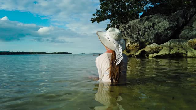 沙滩上戴着帽子的女孩视频下载