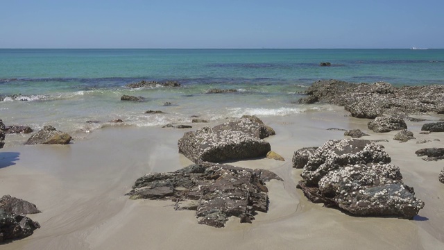 岩石海岸和大海，泰国，Koh Lanta, 4k视频素材