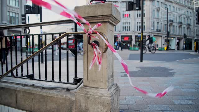 伦敦因新冠肺炎疫情封锁而关闭的牛津广场地铁站(Oxford Circus Underground Tube Station)，在英国、欧洲受欢迎的旅游目的地商业街牛津街(Oxford Street)，街道上安静空旷视频素材