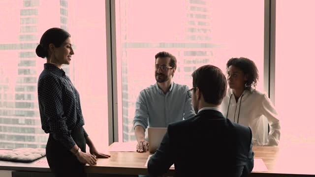 不同的合作伙伴在办公室会议上听取印度女性领导人的意见视频素材