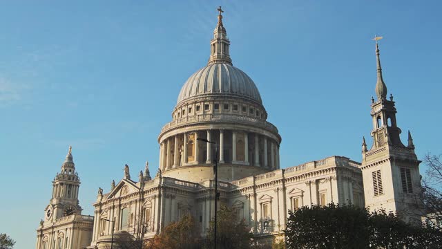 一个晴朗的蓝天里，伦敦著名的旅游景点圣保罗大教堂(St paul Cathedral)在新冠肺炎大流行封锁期间被拍摄，当时它在欧洲的英国安静而空无一人视频素材