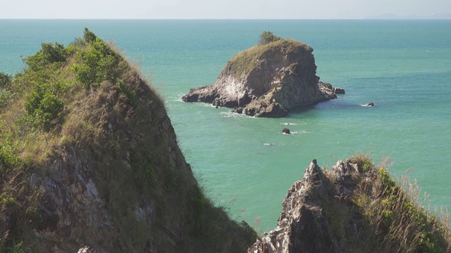 岩石海岸和大海，泰国，Koh Lanta, 4k视频素材