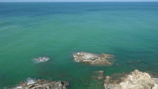 岩石海岸和大海，泰国，Koh Lanta, 4k视频素材