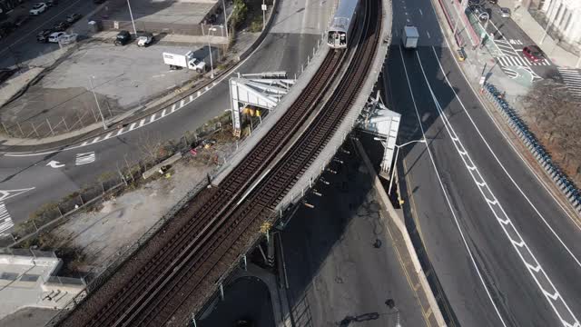 鸟瞰图的地上地铁列车通过纽约市视频素材