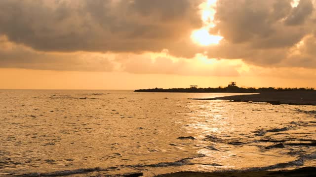 海滩日落与波浪视频素材