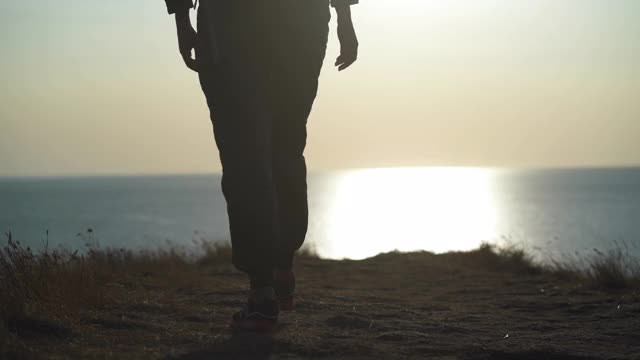 背着背包的女人在海边散步视频素材