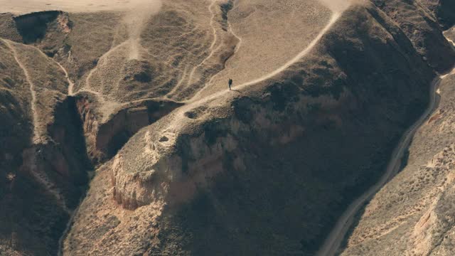 The aerial view on The tourist walking in The mountains .鸟瞰图在山中行走的游客视频素材