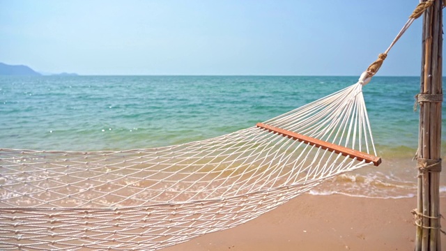 空吊床周围的海滩，海洋，海洋视频素材