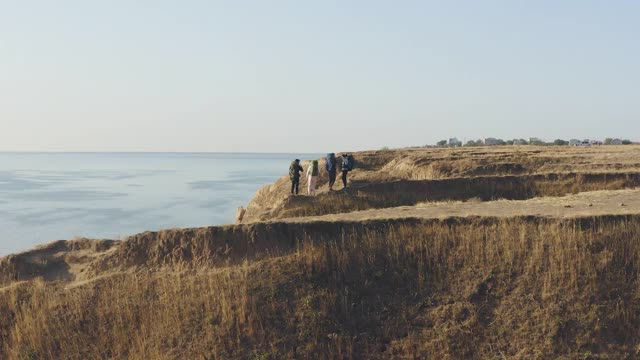 四个背包游客站在海边视频素材