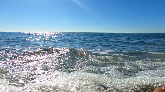 海景。小波浪拍打着布满卵石的海滩。视频素材