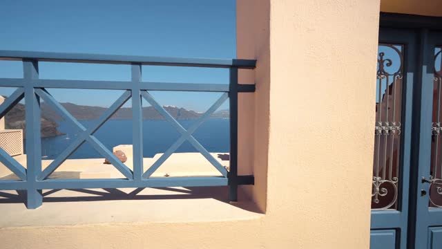 希腊圣托里尼传统房屋上基克拉迪风格的篱笆。视频素材