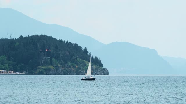 在美丽的夏日，帆船在奥赫里德湖上航行视频素材