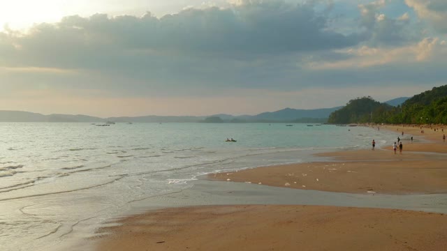 泰国甲米的热带海滩上的日落，4k视频素材