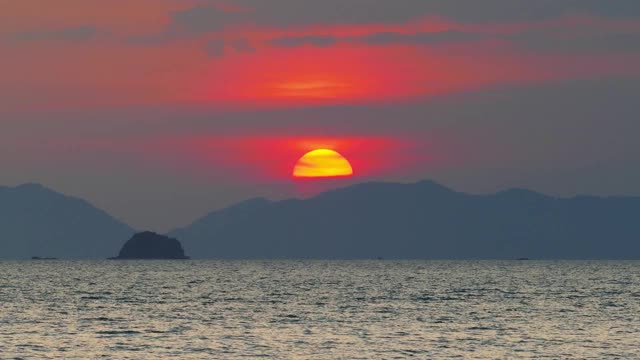 泰国甲米海面上的日落视频素材