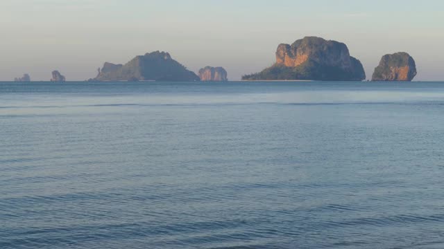 早晨的热带海滩和岩石景观视频素材