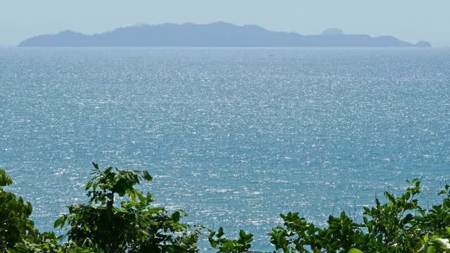 岩石海岸和大海，泰国，Koh Lanta, 4k视频素材