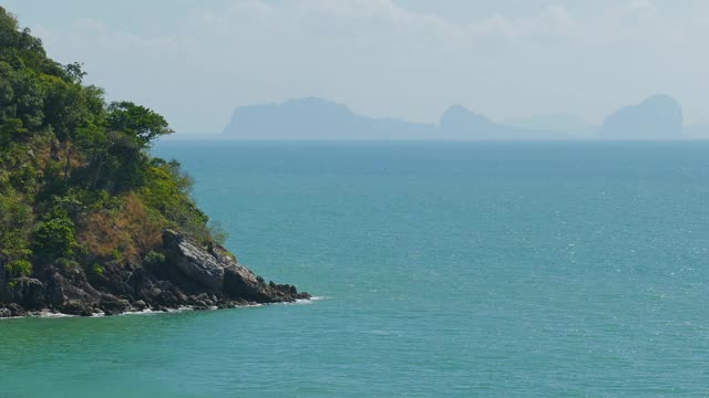 岩石海岸和大海，泰国，Koh Lanta, 4k视频素材