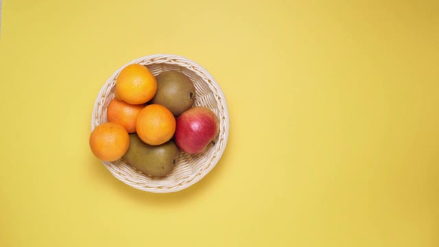 黄色背景上的各种干果和生水果，健康食品的概念视频素材