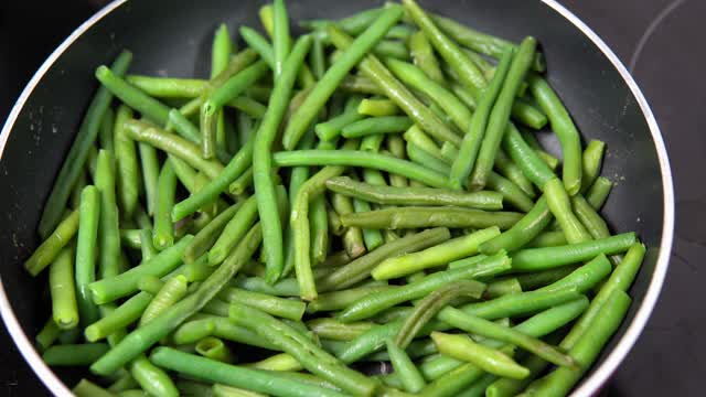 在煎锅里煮青豆的特写视频素材