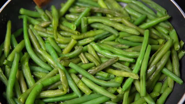 近距离观察青豆在煎锅上。生物青豆。健康和健康的食物视频素材