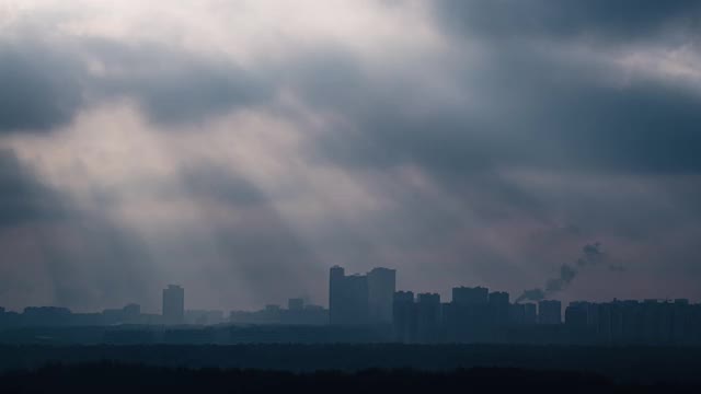 太阳光线在阴天的城市风景4K超高清时间流逝视频素材