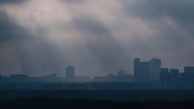 太阳光线在阴天的城市风景4K超高清时间流逝视频素材