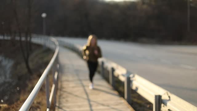 奔跑的女孩-奔跑在日落(慢镜头)-女人跑向设定视频素材