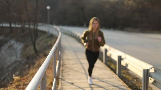 奔跑的女孩-奔跑在日落(慢镜头)-女人跑向设定视频素材