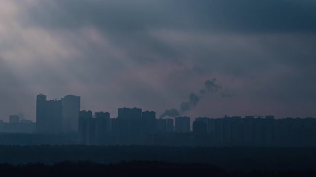 太阳光线在阴天的城市风景4K超高清时间流逝视频素材