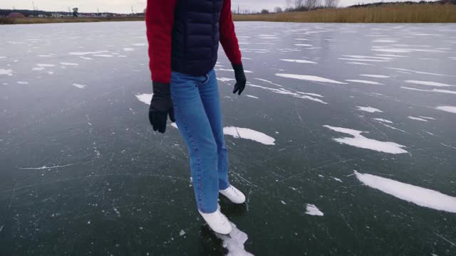 村里的湖结冰时，你可以在上面溜冰视频素材